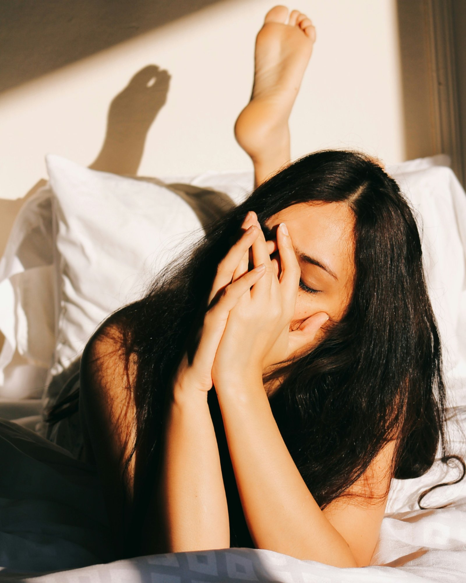 Mulher acima dos 40 anos acordando cansada, representando sono não reparador